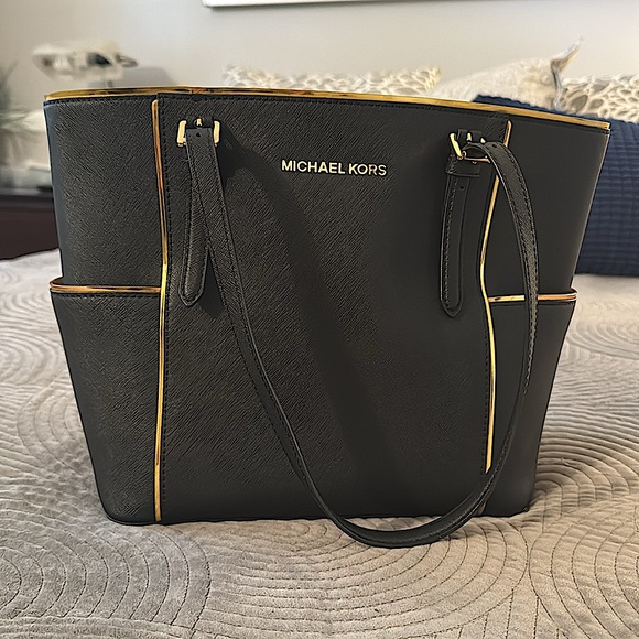 🎉 HP 🎉 Michael Kors Black Tote/Gold Trim - Picture 3 of 10
